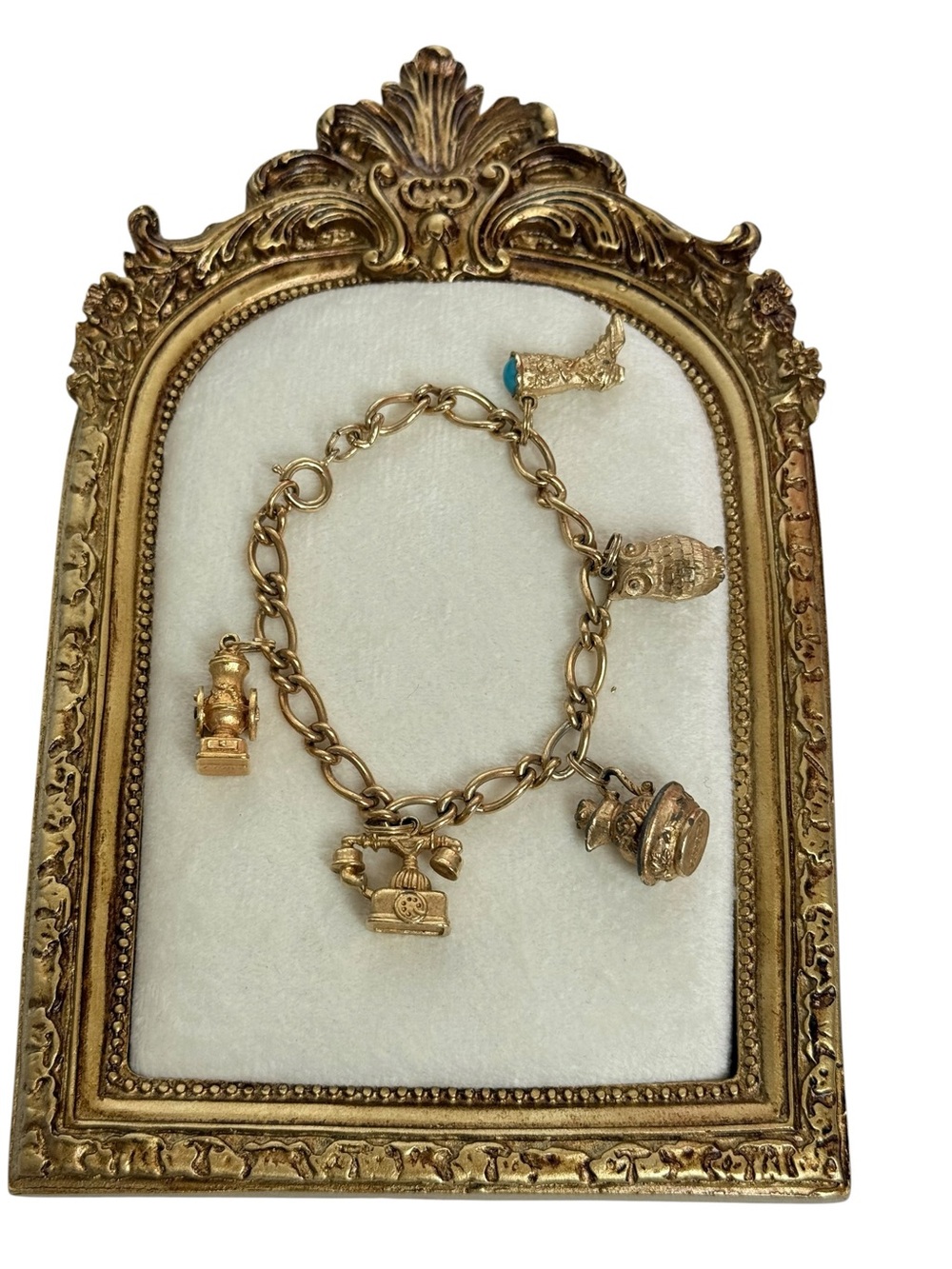 vintage 70s Avon gold-tone charm bracelet features a textured chain link design